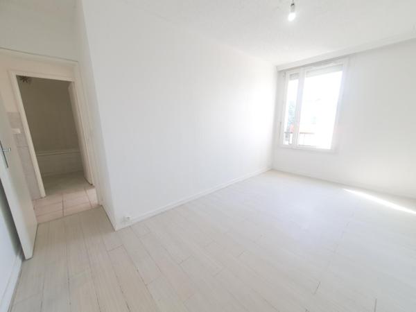 Rue Lacépède. Proche transports et commerces.