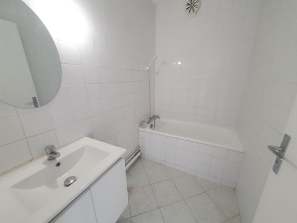 Rue Lacépède. Proche transports et commerces.