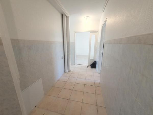 Rue Lacépède. Proche transports et commerces.