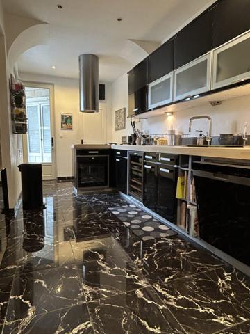 Maison - 10 pièces - 270 m²