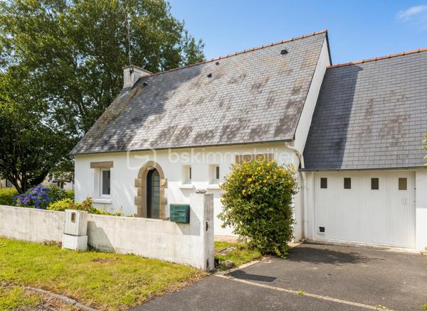 En exclusivité à Plobannalec-Lesconil, découvrez cette maison idéale pour une résidence secondaire ou un pied-à-terre en Bretagne.

Située au calme, au fond d'une impasse, elle bénéficie d'un emplacement recherché avec les commodités du quotidien accessibles à pied en moins de 500 mètres : supermarché, boulangerie...

Au rez-de-chaussée, vous profiterez d'une agréable pièce de vie avec une cuisine ouverte sur le salon-séjour, ainsi que d'une salle d'eau et un wc. À l'étage, la maison offre trois chambres et un espace pouvant faire office de bureau ou de dressing, selon vos besoins.

À l'extérieur, vous apprécierez la terrasse exposée plein sud, idéale pour profiter du soleil tout au long de la journée. Le terrain d'environ 375 m², facile d'entretien, complète agréablement l'ensemble. Un garage attenant apporte un espace de rangement et de stationnement supplémentaire.

Les plages sont accessibles en seulement 7 minutes en voiture, vous permettant de profiter rapidement des magnifiques plages de sable blanc du sud Finistère, réputées pour leur beauté.

Une maison fonctionnelle, au calme et idéalement située, parfaite pour profiter de la côte bretonne en toute sérénité. 
À découvrir sans tarder !