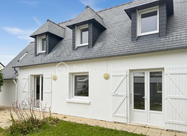En exclusivité à Plobannalec-Lesconil, découvrez cette maison idéale pour une résidence secondaire ou un pied-à-terre en Bretagne.

Située au calme, au fond d'une impasse, elle bénéficie d'un emplacement recherché avec les commodités du quotidien accessibles à pied en moins de 500 mètres : supermarché, boulangerie...

Au rez-de-chaussée, vous profiterez d'une agréable pièce de vie avec une cuisine ouverte sur le salon-séjour, ainsi que d'une salle d'eau et un wc. À l'étage, la maison offre trois chambres et un espace pouvant faire office de bureau ou de dressing, selon vos besoins.

À l'extérieur, vous apprécierez la terrasse exposée plein sud, idéale pour profiter du soleil tout au long de la journée. Le terrain d'environ 375 m², facile d'entretien, complète agréablement l'ensemble. Un garage attenant apporte un espace de rangement et de stationnement supplémentaire.

Les plages sont accessibles en seulement 7 minutes en voiture, vous permettant de profiter rapidement des magnifiques plages de sable blanc du sud Finistère, réputées pour leur beauté.

Une maison fonctionnelle, au calme et idéalement située, parfaite pour profiter de la côte bretonne en toute sérénité. 
À découvrir sans tarder !