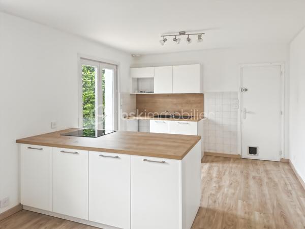 En exclusivité à Plobannalec-Lesconil, découvrez cette maison idéale pour une résidence secondaire ou un pied-à-terre en Bretagne.

Située au calme, au fond d'une impasse, elle bénéficie d'un emplacement recherché avec les commodités du quotidien accessibles à pied en moins de 500 mètres : supermarché, boulangerie...

Au rez-de-chaussée, vous profiterez d'une agréable pièce de vie avec une cuisine ouverte sur le salon-séjour, ainsi que d'une salle d'eau et un wc. À l'étage, la maison offre trois chambres et un espace pouvant faire office de bureau ou de dressing, selon vos besoins.

À l'extérieur, vous apprécierez la terrasse exposée plein sud, idéale pour profiter du soleil tout au long de la journée. Le terrain d'environ 375 m², facile d'entretien, complète agréablement l'ensemble. Un garage attenant apporte un espace de rangement et de stationnement supplémentaire.

Les plages sont accessibles en seulement 7 minutes en voiture, vous permettant de profiter rapidement des magnifiques plages de sable blanc du sud Finistère, réputées pour leur beauté.

Une maison fonctionnelle, au calme et idéalement située, parfaite pour profiter de la côte bretonne en toute sérénité. 
À découvrir sans tarder !