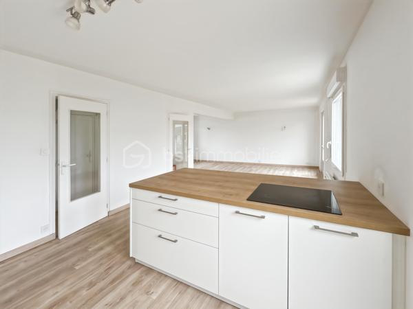 En exclusivité à Plobannalec-Lesconil, découvrez cette maison idéale pour une résidence secondaire ou un pied-à-terre en Bretagne.

Située au calme, au fond d'une impasse, elle bénéficie d'un emplacement recherché avec les commodités du quotidien accessibles à pied en moins de 500 mètres : supermarché, boulangerie...

Au rez-de-chaussée, vous profiterez d'une agréable pièce de vie avec une cuisine ouverte sur le salon-séjour, ainsi que d'une salle d'eau et un wc. À l'étage, la maison offre trois chambres et un espace pouvant faire office de bureau ou de dressing, selon vos besoins.

À l'extérieur, vous apprécierez la terrasse exposée plein sud, idéale pour profiter du soleil tout au long de la journée. Le terrain d'environ 375 m², facile d'entretien, complète agréablement l'ensemble. Un garage attenant apporte un espace de rangement et de stationnement supplémentaire.

Les plages sont accessibles en seulement 7 minutes en voiture, vous permettant de profiter rapidement des magnifiques plages de sable blanc du sud Finistère, réputées pour leur beauté.

Une maison fonctionnelle, au calme et idéalement située, parfaite pour profiter de la côte bretonne en toute sérénité. 
À découvrir sans tarder !