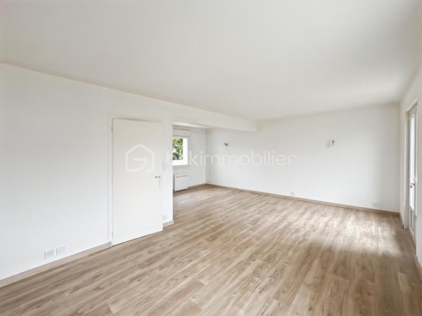 En exclusivité à Plobannalec-Lesconil, découvrez cette maison idéale pour une résidence secondaire ou un pied-à-terre en Bretagne.

Située au calme, au fond d'une impasse, elle bénéficie d'un emplacement recherché avec les commodités du quotidien accessibles à pied en moins de 500 mètres : supermarché, boulangerie...

Au rez-de-chaussée, vous profiterez d'une agréable pièce de vie avec une cuisine ouverte sur le salon-séjour, ainsi que d'une salle d'eau et un wc. À l'étage, la maison offre trois chambres et un espace pouvant faire office de bureau ou de dressing, selon vos besoins.

À l'extérieur, vous apprécierez la terrasse exposée plein sud, idéale pour profiter du soleil tout au long de la journée. Le terrain d'environ 375 m², facile d'entretien, complète agréablement l'ensemble. Un garage attenant apporte un espace de rangement et de stationnement supplémentaire.

Les plages sont accessibles en seulement 7 minutes en voiture, vous permettant de profiter rapidement des magnifiques plages de sable blanc du sud Finistère, réputées pour leur beauté.

Une maison fonctionnelle, au calme et idéalement située, parfaite pour profiter de la côte bretonne en toute sérénité. 
À découvrir sans tarder !