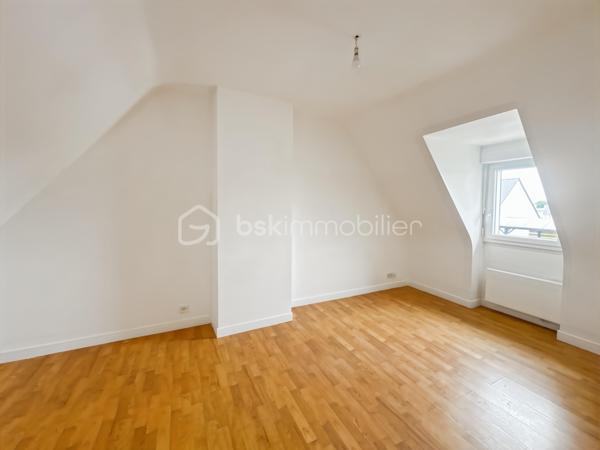 En exclusivité à Plobannalec-Lesconil, découvrez cette maison idéale pour une résidence secondaire ou un pied-à-terre en Bretagne.

Située au calme, au fond d'une impasse, elle bénéficie d'un emplacement recherché avec les commodités du quotidien accessibles à pied en moins de 500 mètres : supermarché, boulangerie...

Au rez-de-chaussée, vous profiterez d'une agréable pièce de vie avec une cuisine ouverte sur le salon-séjour, ainsi que d'une salle d'eau et un wc. À l'étage, la maison offre trois chambres et un espace pouvant faire office de bureau ou de dressing, selon vos besoins.

À l'extérieur, vous apprécierez la terrasse exposée plein sud, idéale pour profiter du soleil tout au long de la journée. Le terrain d'environ 375 m², facile d'entretien, complète agréablement l'ensemble. Un garage attenant apporte un espace de rangement et de stationnement supplémentaire.

Les plages sont accessibles en seulement 7 minutes en voiture, vous permettant de profiter rapidement des magnifiques plages de sable blanc du sud Finistère, réputées pour leur beauté.

Une maison fonctionnelle, au calme et idéalement située, parfaite pour profiter de la côte bretonne en toute sérénité. 
À découvrir sans tarder !