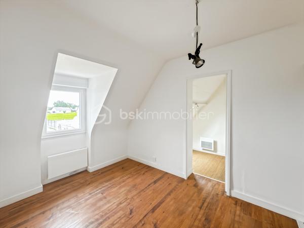 En exclusivité à Plobannalec-Lesconil, découvrez cette maison idéale pour une résidence secondaire ou un pied-à-terre en Bretagne.

Située au calme, au fond d'une impasse, elle bénéficie d'un emplacement recherché avec les commodités du quotidien accessibles à pied en moins de 500 mètres : supermarché, boulangerie...

Au rez-de-chaussée, vous profiterez d'une agréable pièce de vie avec une cuisine ouverte sur le salon-séjour, ainsi que d'une salle d'eau et un wc. À l'étage, la maison offre trois chambres et un espace pouvant faire office de bureau ou de dressing, selon vos besoins.

À l'extérieur, vous apprécierez la terrasse exposée plein sud, idéale pour profiter du soleil tout au long de la journée. Le terrain d'environ 375 m², facile d'entretien, complète agréablement l'ensemble. Un garage attenant apporte un espace de rangement et de stationnement supplémentaire.

Les plages sont accessibles en seulement 7 minutes en voiture, vous permettant de profiter rapidement des magnifiques plages de sable blanc du sud Finistère, réputées pour leur beauté.

Une maison fonctionnelle, au calme et idéalement située, parfaite pour profiter de la côte bretonne en toute sérénité. 
À découvrir sans tarder !