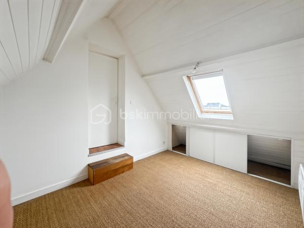 En exclusivité à Plobannalec-Lesconil, découvrez cette maison idéale pour une résidence secondaire ou un pied-à-terre en Bretagne.

Située au calme, au fond d'une impasse, elle bénéficie d'un emplacement recherché avec les commodités du quotidien accessibles à pied en moins de 500 mètres : supermarché, boulangerie...

Au rez-de-chaussée, vous profiterez d'une agréable pièce de vie avec une cuisine ouverte sur le salon-séjour, ainsi que d'une salle d'eau et un wc. À l'étage, la maison offre trois chambres et un espace pouvant faire office de bureau ou de dressing, selon vos besoins.

À l'extérieur, vous apprécierez la terrasse exposée plein sud, idéale pour profiter du soleil tout au long de la journée. Le terrain d'environ 375 m², facile d'entretien, complète agréablement l'ensemble. Un garage attenant apporte un espace de rangement et de stationnement supplémentaire.

Les plages sont accessibles en seulement 7 minutes en voiture, vous permettant de profiter rapidement des magnifiques plages de sable blanc du sud Finistère, réputées pour leur beauté.

Une maison fonctionnelle, au calme et idéalement située, parfaite pour profiter de la côte bretonne en toute sérénité. 
À découvrir sans tarder !