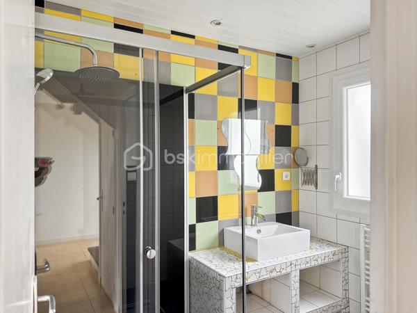 En exclusivité à Plobannalec-Lesconil, découvrez cette maison idéale pour une résidence secondaire ou un pied-à-terre en Bretagne.

Située au calme, au fond d'une impasse, elle bénéficie d'un emplacement recherché avec les commodités du quotidien accessibles à pied en moins de 500 mètres : supermarché, boulangerie...

Au rez-de-chaussée, vous profiterez d'une agréable pièce de vie avec une cuisine ouverte sur le salon-séjour, ainsi que d'une salle d'eau et un wc. À l'étage, la maison offre trois chambres et un espace pouvant faire office de bureau ou de dressing, selon vos besoins.

À l'extérieur, vous apprécierez la terrasse exposée plein sud, idéale pour profiter du soleil tout au long de la journée. Le terrain d'environ 375 m², facile d'entretien, complète agréablement l'ensemble. Un garage attenant apporte un espace de rangement et de stationnement supplémentaire.

Les plages sont accessibles en seulement 7 minutes en voiture, vous permettant de profiter rapidement des magnifiques plages de sable blanc du sud Finistère, réputées pour leur beauté.

Une maison fonctionnelle, au calme et idéalement située, parfaite pour profiter de la côte bretonne en toute sérénité. 
À découvrir sans tarder !