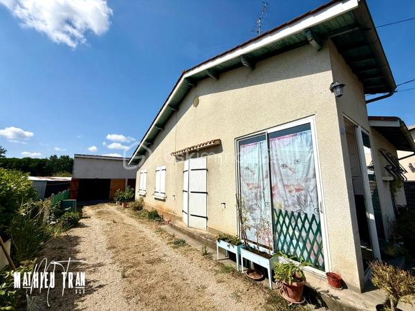 Découvrez cette maison de caractère située dans un quartier paisible et facilement accessible, alliant harmonieusement tranquillité et proximité urbaine. Elle promet un style de vie agréable grâce à son environnement propice proche du centre-ville. 

Ce bien de 80 m² offre 3 pièces spacieuses et un parking personnel, idéal pour une famille ou un projet d’investissement. Construite en 1970, cette maison dispose d’un agencement soigné, son garage a l’extérieur permet d’avoir du rangement. 

Bien que sans espace extérieur, cet havre de paix est proche des commodités essentielles : commerces, écoles, et accessibilité aux transports en commun garantie. Opportunité à saisir avec Mathieu TRAN. 

Actuellement vendu avec locataire en place. 
Montant du loyer : 590€/mois.