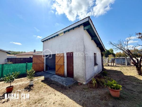 Découvrez cette maison de caractère située dans un quartier paisible et facilement accessible, alliant harmonieusement tranquillité et proximité urbaine. Elle promet un style de vie agréable grâce à son environnement propice proche du centre-ville. 

Ce bien de 80 m² offre 3 pièces spacieuses et un parking personnel, idéal pour une famille ou un projet d’investissement. Construite en 1970, cette maison dispose d’un agencement soigné, son garage a l’extérieur permet d’avoir du rangement. 

Bien que sans espace extérieur, cet havre de paix est proche des commodités essentielles : commerces, écoles, et accessibilité aux transports en commun garantie. Opportunité à saisir avec Mathieu TRAN. 

Actuellement vendu avec locataire en place. 
Montant du loyer : 590€/mois.