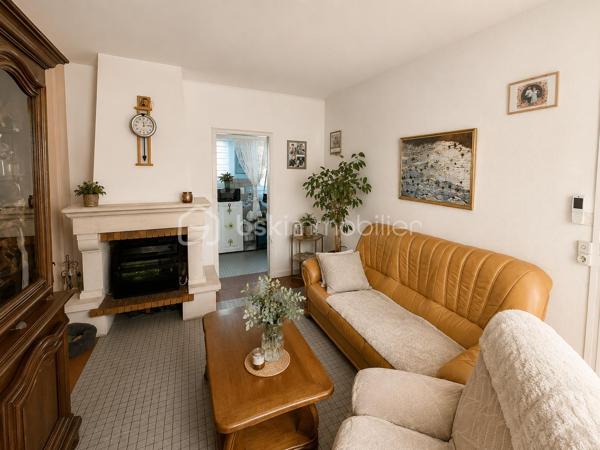 Découvrez cette maison de caractère située dans un quartier paisible et facilement accessible, alliant harmonieusement tranquillité et proximité urbaine. Elle promet un style de vie agréable grâce à son environnement propice proche du centre-ville. 

Ce bien de 80 m² offre 3 pièces spacieuses et un parking personnel, idéal pour une famille ou un projet d’investissement. Construite en 1970, cette maison dispose d’un agencement soigné, son garage a l’extérieur permet d’avoir du rangement. 

Bien que sans espace extérieur, cet havre de paix est proche des commodités essentielles : commerces, écoles, et accessibilité aux transports en commun garantie. Opportunité à saisir avec Mathieu TRAN. 

Actuellement vendu avec locataire en place. 
Montant du loyer : 590€/mois.