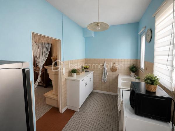Découvrez cette maison de caractère située dans un quartier paisible et facilement accessible, alliant harmonieusement tranquillité et proximité urbaine. Elle promet un style de vie agréable grâce à son environnement propice proche du centre-ville. 

Ce bien de 80 m² offre 3 pièces spacieuses et un parking personnel, idéal pour une famille ou un projet d’investissement. Construite en 1970, cette maison dispose d’un agencement soigné, son garage a l’extérieur permet d’avoir du rangement. 

Bien que sans espace extérieur, cet havre de paix est proche des commodités essentielles : commerces, écoles, et accessibilité aux transports en commun garantie. Opportunité à saisir avec Mathieu TRAN. 

Actuellement vendu avec locataire en place. 
Montant du loyer : 590€/mois.