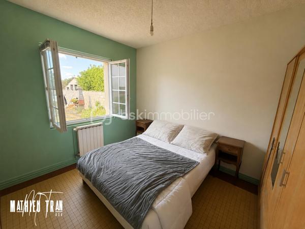 Découvrez cette maison de caractère située dans un quartier paisible et facilement accessible, alliant harmonieusement tranquillité et proximité urbaine. Elle promet un style de vie agréable grâce à son environnement propice proche du centre-ville. 

Ce bien de 80 m² offre 3 pièces spacieuses et un parking personnel, idéal pour une famille ou un projet d’investissement. Construite en 1970, cette maison dispose d’un agencement soigné, son garage a l’extérieur permet d’avoir du rangement. 

Bien que sans espace extérieur, cet havre de paix est proche des commodités essentielles : commerces, écoles, et accessibilité aux transports en commun garantie. Opportunité à saisir avec Mathieu TRAN. 

Actuellement vendu avec locataire en place. 
Montant du loyer : 590€/mois.