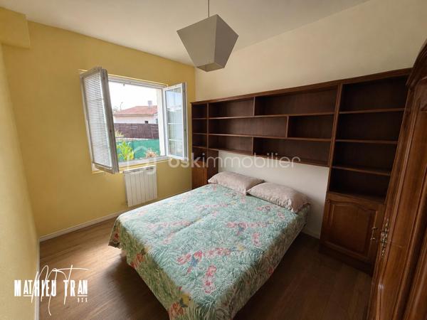 Découvrez cette maison de caractère située dans un quartier paisible et facilement accessible, alliant harmonieusement tranquillité et proximité urbaine. Elle promet un style de vie agréable grâce à son environnement propice proche du centre-ville. 

Ce bien de 80 m² offre 3 pièces spacieuses et un parking personnel, idéal pour une famille ou un projet d’investissement. Construite en 1970, cette maison dispose d’un agencement soigné, son garage a l’extérieur permet d’avoir du rangement. 

Bien que sans espace extérieur, cet havre de paix est proche des commodités essentielles : commerces, écoles, et accessibilité aux transports en commun garantie. Opportunité à saisir avec Mathieu TRAN. 

Actuellement vendu avec locataire en place. 
Montant du loyer : 590€/mois.