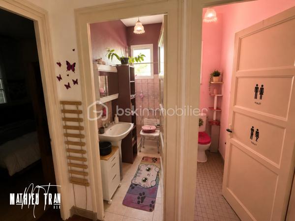 Découvrez cette maison de caractère située dans un quartier paisible et facilement accessible, alliant harmonieusement tranquillité et proximité urbaine. Elle promet un style de vie agréable grâce à son environnement propice proche du centre-ville. 

Ce bien de 80 m² offre 3 pièces spacieuses et un parking personnel, idéal pour une famille ou un projet d’investissement. Construite en 1970, cette maison dispose d’un agencement soigné, son garage a l’extérieur permet d’avoir du rangement. 

Bien que sans espace extérieur, cet havre de paix est proche des commodités essentielles : commerces, écoles, et accessibilité aux transports en commun garantie. Opportunité à saisir avec Mathieu TRAN. 

Actuellement vendu avec locataire en place. 
Montant du loyer : 590€/mois.