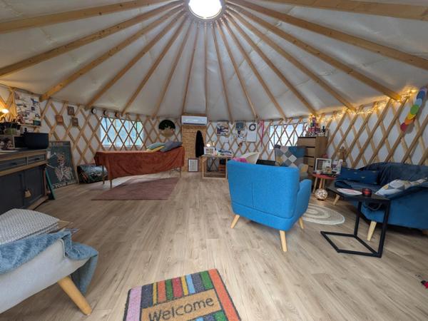 Maison atypique en semi plein pied et semi individuelle avec yourte