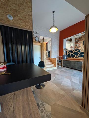 Maison atypique en semi plein pied et semi individuelle avec yourte