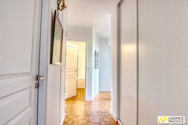 Versailles Notre-Dame Boulevard de la Reine Appartement 5 pièces 103 m² situé au 5ème et dernier étage avec ascenseur, cave et parking en sous-sol €795 000 ** - Référence 26656