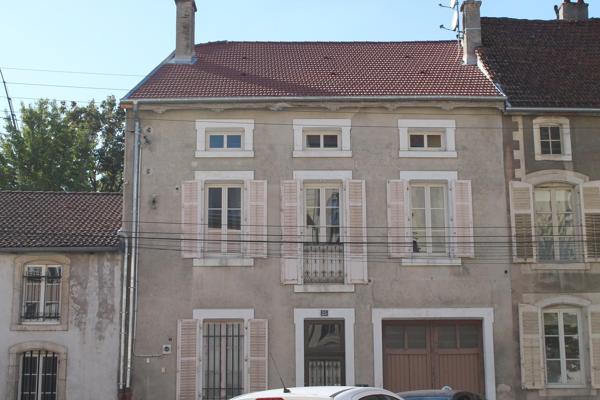 maison de centre ville avec une petite cour