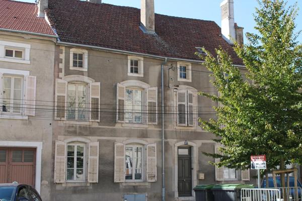 maison de centre ville avec une petite cour