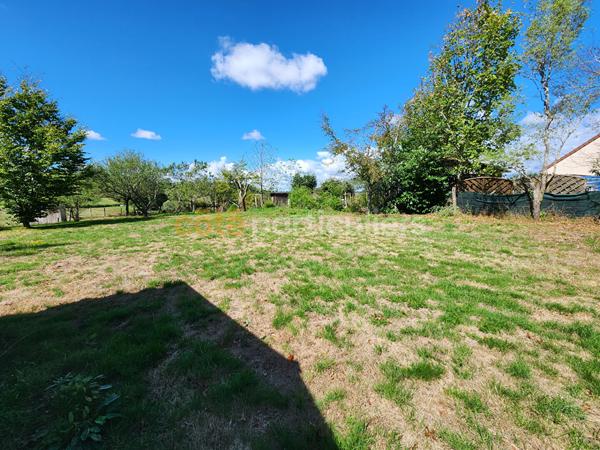 Vente
                Terrain817 m² - SAINT ROMAIN SOUS GOURDON (71230)