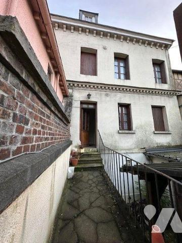 A VENDRE Maison mitoyenne des deux côtés à rénover, d'une surface habitable de 98 m² comprenant...