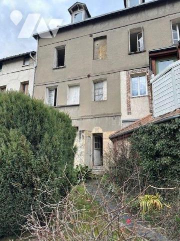 A VENDRE Maison mitoyenne des deux côtés à rénover, d'une surface habitable de 98 m² comprenant...