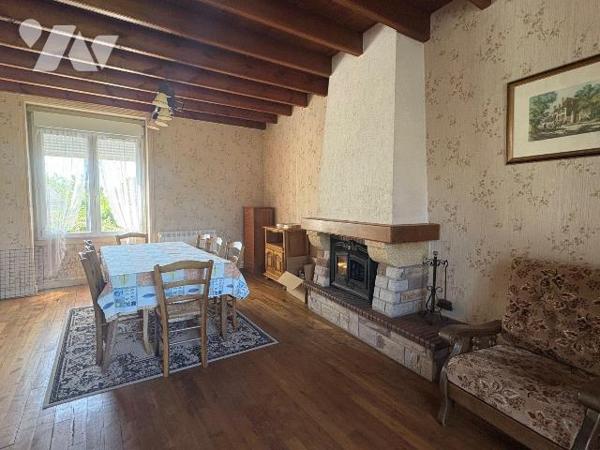 Découvrez cette maison de bourg à rénover.
Au rez-de-chaussée, vous trouverez un espace cuisin...