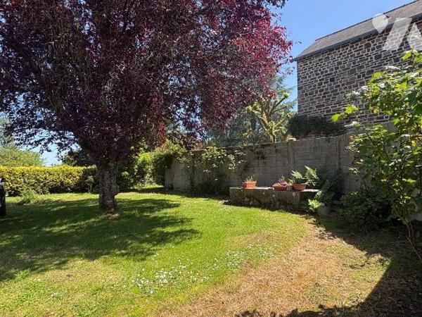 Découvrez cette maison de bourg à rénover.
Au rez-de-chaussée, vous trouverez un espace cuisin...