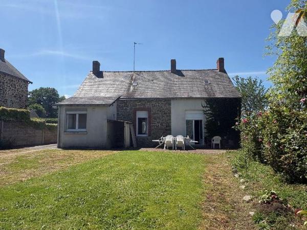 Découvrez cette maison de bourg à rénover.
Au rez-de-chaussée, vous trouverez un espace cuisin...