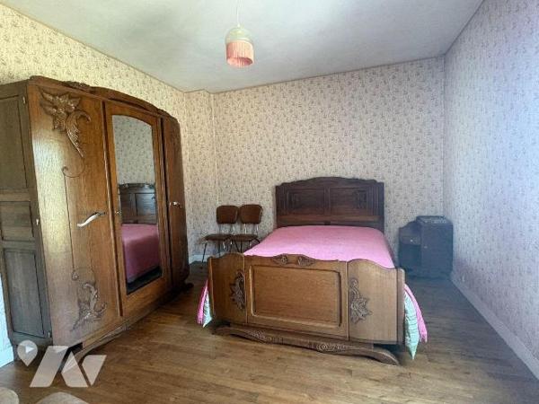Découvrez cette maison de bourg à rénover.
Au rez-de-chaussée, vous trouverez un espace cuisin...