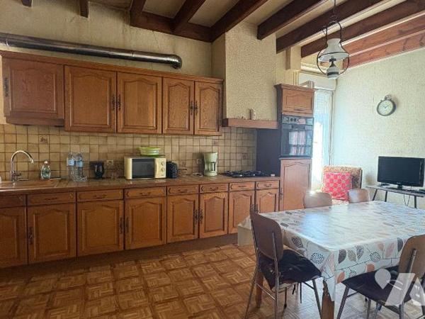 Découvrez cette maison de bourg à rénover.
Au rez-de-chaussée, vous trouverez un espace cuisin...