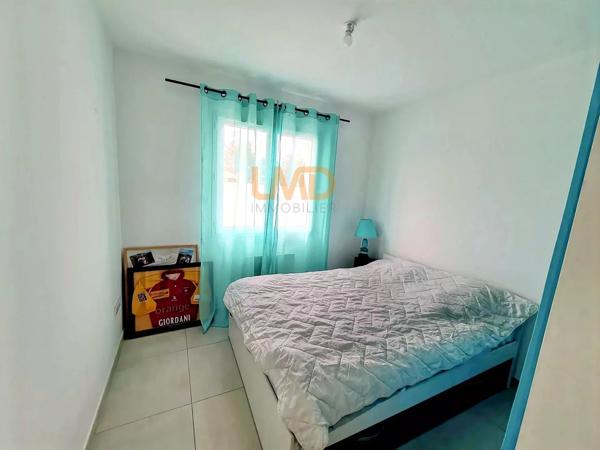 Maison de plain-pied sans murs mitoyens de 120 m2 avec piscine