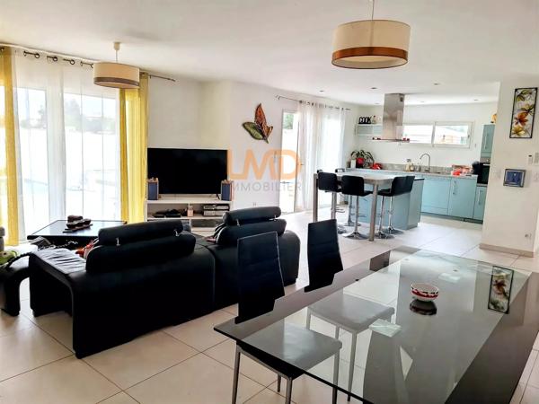 Maison de plain-pied sans murs mitoyens de 120 m2 avec piscine