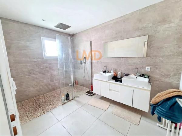 Maison de plain-pied sans murs mitoyens de 120 m2 avec piscine