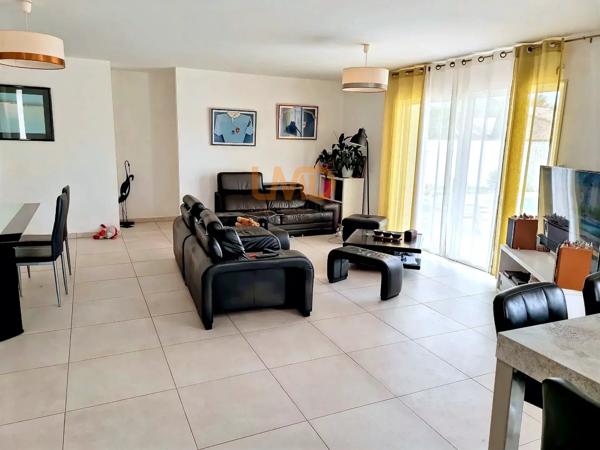 Maison de plain-pied sans murs mitoyens de 120 m2 avec piscine