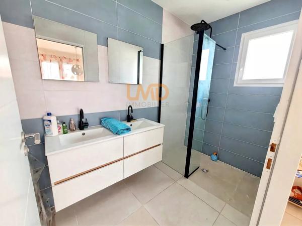 Maison de plain-pied sans murs mitoyens de 120 m2 avec piscine