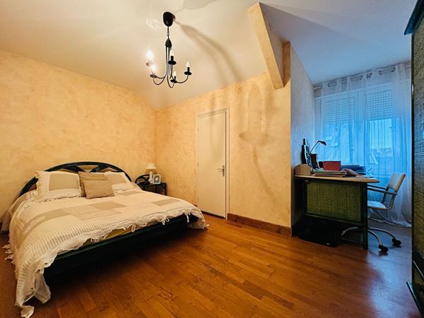 Elégante maison avec local commercial  indépendant -Sargé lès Le Mans- 6 pièce(s) 158 m2