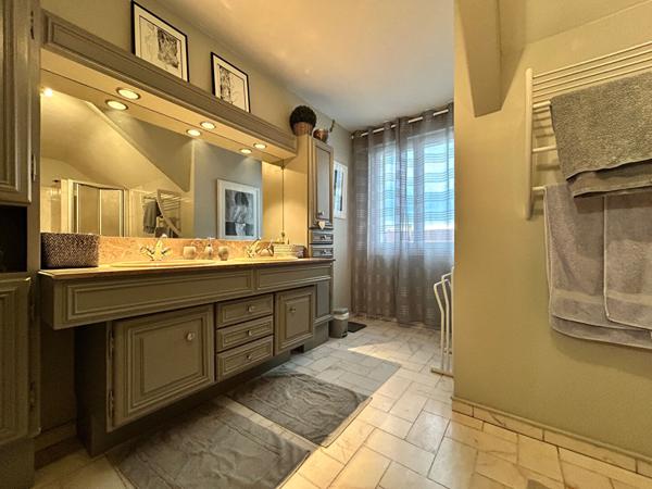 Elégante maison avec local commercial  indépendant -Sargé lès Le Mans- 6 pièce(s) 158 m2