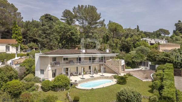 À vendre belle maison individuelle avec piscine à Mougins, quartier résidentiel recherché.