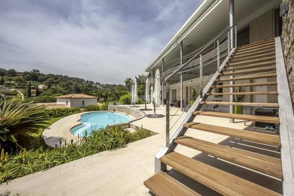 À vendre belle maison individuelle avec piscine à Mougins, quartier résidentiel recherché.