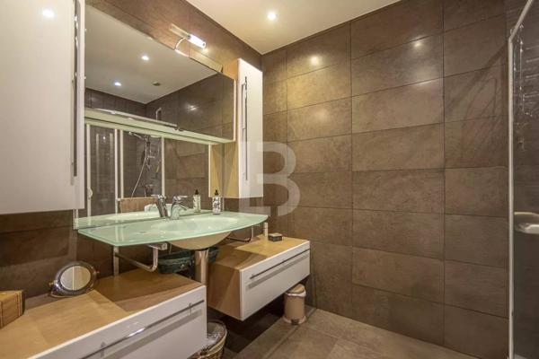 À vendre belle maison individuelle avec piscine à Mougins, quartier résidentiel recherché.