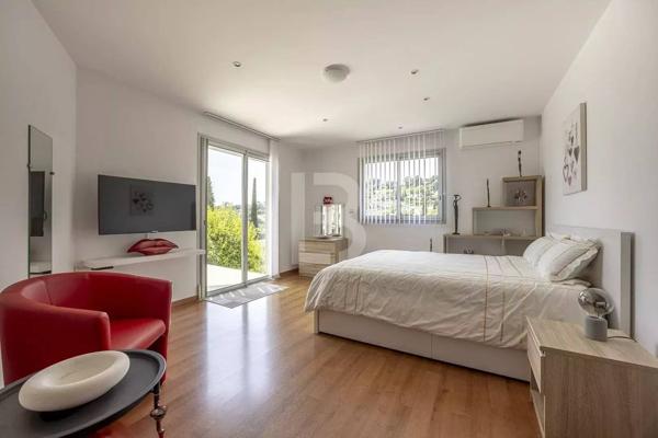 À vendre belle maison individuelle avec piscine à Mougins, quartier résidentiel recherché.