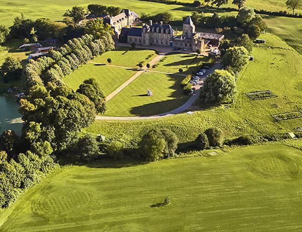 Chateau préstigieux,70 chambres,Lac,plus de 80 ha.