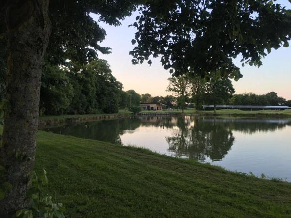 Chateau préstigieux,70 chambres,Lac,plus de 80 ha.