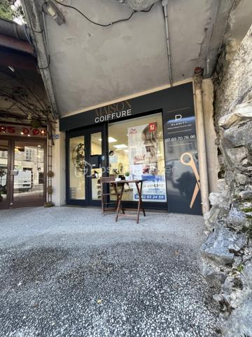 Local entièrement rénové – climatisation – aucun travaux à prévoir

Un superbe local commercial de 32 m², idéalement situé en plein cœur du centre‑ville de Morestel, dans une rue dynamique et très fréquentée. Actuellement exploité en salon de coiffure, il est vendu vide de toute activité, prêt à accueillir un nouveau projet professionnel.

Caractéristiques :
- Surface : 32 m²
- Climatisation réversible
- Local entièrement rénové
- Aucun travaux à prévoir
- Emplacement stratégique avec belle visibilité
- Sanitaires + espace de stockage
- Activités possibles : toutes sauf cuisson nécessitant extraction (restauration froide OK)

Atouts majeurs :
- Emplacement premium
- Local moderne, propre et lumineux
- Idéal pour entrepreneurs, investisseurs ou commerçants
- Flux piéton constant

N’hésitez pas à me contacter pour organiser une visite ou obtenir plus d’informations.
Regis PACALET Immobilier