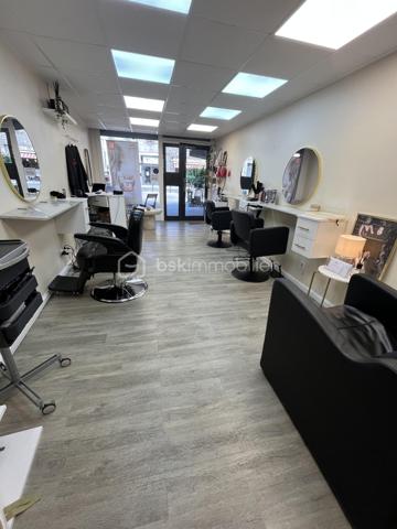Local entièrement rénové – climatisation – aucun travaux à prévoir

Un superbe local commercial de 32 m², idéalement situé en plein cœur du centre‑ville de Morestel, dans une rue dynamique et très fréquentée. Actuellement exploité en salon de coiffure, il est vendu vide de toute activité, prêt à accueillir un nouveau projet professionnel.

Caractéristiques :
- Surface : 32 m²
- Climatisation réversible
- Local entièrement rénové
- Aucun travaux à prévoir
- Emplacement stratégique avec belle visibilité
- Sanitaires + espace de stockage
- Activités possibles : toutes sauf cuisson nécessitant extraction (restauration froide OK)

Atouts majeurs :
- Emplacement premium
- Local moderne, propre et lumineux
- Idéal pour entrepreneurs, investisseurs ou commerçants
- Flux piéton constant

N’hésitez pas à me contacter pour organiser une visite ou obtenir plus d’informations.
Regis PACALET Immobilier