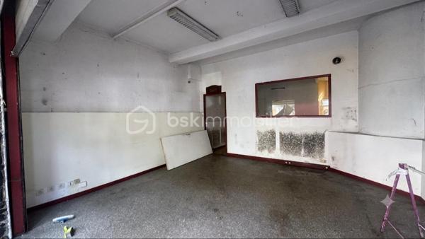 À VENDRE : Local Commercial à Fort Potentiel – Plein Cœur de La Mure (38350)
Emplacement numéro 1 sur l'artère principale !
Idéalement situé sur l'axe le plus passant de La Mure, découvrez ce local commercial de 55 m² offrant une visibilité optimale grâce à sa belle vitrine linéaire.
Que vous souhaitiez lancer une boutique, un commerce de bouche, un concept store ou une activité de services, ce lieu s'adapte à tous types de commerces.
Les caractéristiques clés :
 Superficie : 55 m² modulables.
 Visibilité : Grande vitrine sur rue principale à fort passage piéton et véhicule.
 Environnement dynamique : Situé à quelques pas de la Mairie et à proximité immédiate d'un bureau de tabac (générateur de flux quotidien).
 Commodités : Stationnement facile au pied du local et parkings à proximité pour la clientèle.
 Rentabilité : Très faibles charges de copropriété et taxe foncière légère (faible foncier).

Travaux à prévoir .

Conditions financières :
 Prix de vente : 65 000 €
 Charges & Foncier : Très faibles.
Une opportunité rare sur le secteur à ce prix. Idéal pour un premier achat, une création d'activité ou un investissement locatif à fort rendement.