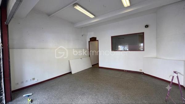 À VENDRE : Local Commercial à Fort Potentiel – Plein Cœur de La Mure (38350)
Emplacement numéro 1 sur l'artère principale !
Idéalement situé sur l'axe le plus passant de La Mure, découvrez ce local commercial de 55 m² offrant une visibilité optimale grâce à sa belle vitrine linéaire.
Que vous souhaitiez lancer une boutique, un commerce de bouche, un concept store ou une activité de services, ce lieu s'adapte à tous types de commerces.
Les caractéristiques clés :
 Superficie : 55 m² modulables.
 Visibilité : Grande vitrine sur rue principale à fort passage piéton et véhicule.
 Environnement dynamique : Situé à quelques pas de la Mairie et à proximité immédiate d'un bureau de tabac (générateur de flux quotidien).
 Commodités : Stationnement facile au pied du local et parkings à proximité pour la clientèle.
 Rentabilité : Très faibles charges de copropriété et taxe foncière légère (faible foncier).

Travaux à prévoir .

Conditions financières :
 Prix de vente : 65 000 €
 Charges & Foncier : Très faibles.
Une opportunité rare sur le secteur à ce prix. Idéal pour un premier achat, une création d'activité ou un investissement locatif à fort rendement.